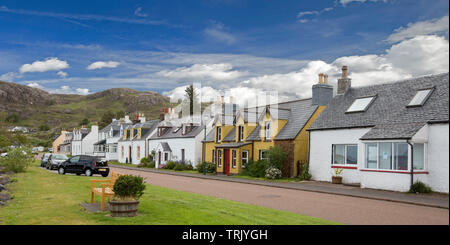 Il pittoresco villaggio di Sheildaig con bianco-lavato case ai piedi della collina di robusti sotto il cielo blu in Wester Ross, Scozia Foto Stock