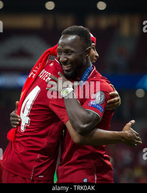 Naby Keita & Rhian Brewster di Liverpool abbraccia dopo la finale di UEFA Champions League match tra Tottenham Hotspur e Liverpool presso la metropoli Foto Stock