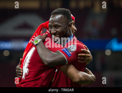 Naby Keita & Rhian Brewster di Liverpool abbraccia dopo la finale di UEFA Champions League match tra Tottenham Hotspur e Liverpool presso la metropoli Foto Stock