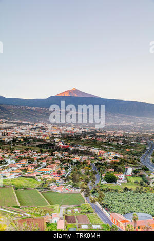 L'Europa, Spagna, Canarie, Tenerife, La Orotava e Pico del Teide (3718m), la montagna più alta in Spagna, sito Unesco Foto Stock