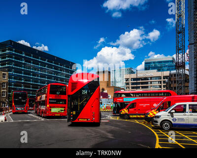 London Aldgate Bus Depot / Aldgate Bus Station nel quartiere finanziario della città di Londra, Regno Unito, di proprietà e gestito da Transport for London TfL Foto Stock