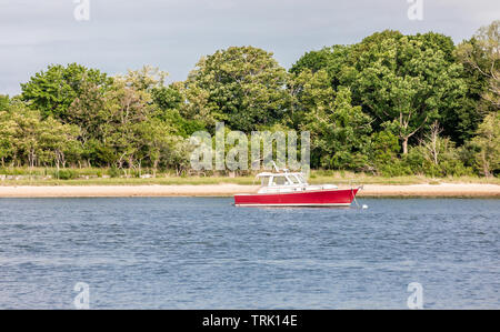 Uno rosso e bianco yacht a motore in Sag Harbor, NY Foto Stock