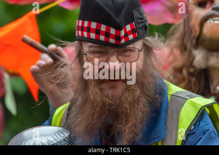 Glasgow, Scotland, Regno Unito. Il 7 giugno, 2019. Un uomo con la processione dell'annuale Fiera Govan che quest'anno celebra il suo 263anniversario. Credito: Berretto Alamy/Live News Foto Stock