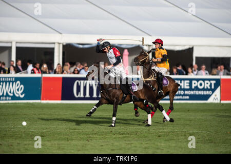 Londra, Regno Unito. Il 7 giugno, 2019, Chestertons polo nel parco 2019, numero uno al mondo Ladies player Nina Clarkin è il solo lettore femmina di linea fino a fianco di colleghi maschi nella squadra dell'Inghilterra prendendo in Australia nel ICM.com Partita internazionale di Londra Credito: Quan Van/Alamy Live News Foto Stock