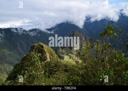 Vista della destinazione di viaggio Machu Picchu e il paesaggio circostante e le montagne Foto Stock