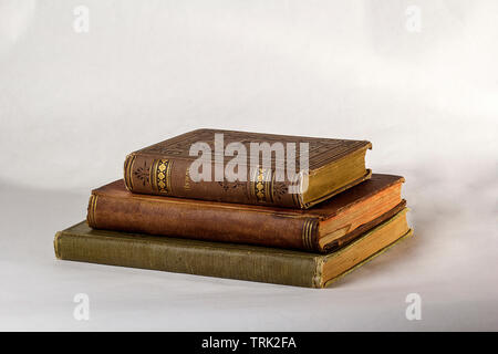 Pila di libri antichi isolati su sfondo bianco Foto stock - Alamy