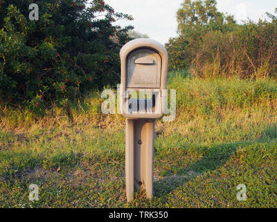 Lone rurale cassetta postale degli Stati Uniti nel mezzo del nulla, STATI UNITI D'AMERICA, 11 gennaio 2019, © Katharine Andriotis Foto Stock