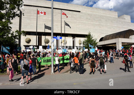 Ottawa, Canada - 7 Giugno 2019: folla si raduna al di fuori del palazzo di giustizia per protestare contro le mosse di Ontario Premier Doug Ford dopo il suo primo anno in potenza. Ford ha preso un colpo in recenti sondaggi. Foto Stock