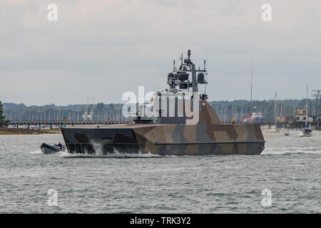 La Royal Norwegian Navy Stealth corvette HNoMS Glimt (P964) lascia Portsmouth, Regno Unito il 5 giugno 2019 come parte della commemorazione del D-Day 75. Foto Stock