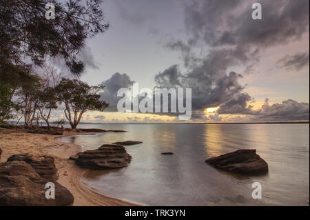 Estate alba sul lago Cootharaba vicino Boreen Point sulla costa del sole di Australia Foto Stock