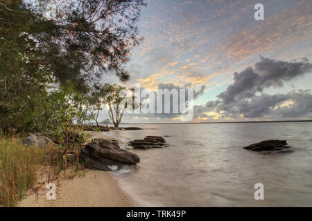 Estate alba sul lago Cootharaba vicino Boreen Point sulla costa del sole di Australia Foto Stock