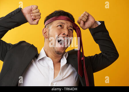 Uomo asiatico sbadigli ritratto isolato su sfondo giallo Foto Stock