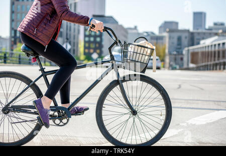 Una donna che preferisce un giro in bici è degna di rispetto, rinforza la salute, stimola i muscoli, mantiene elasticità ed una forma che è agevolare Foto Stock