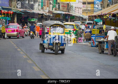 BANGKOK, Tailandia - 04 gennaio 2019: tuk-tuk su una strada di città Foto Stock