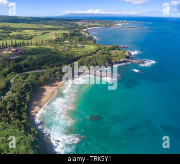 Una veduta aerea di macello spiaggia guardando indietro verso Kapalua con l'isola di Lanai all'orizzonte, Maui, Hawaii, Stati Uniti d'America. Foto Stock