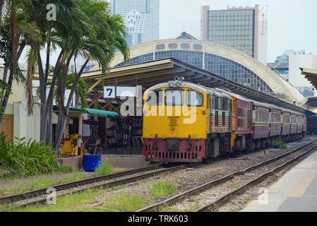 BANGKOK, Tailandia - 04 gennaio 2019: treni passeggeri in Hua Lamphong stazione ferroviaria Foto Stock