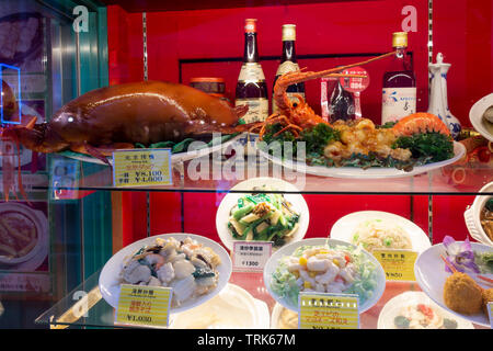 Fake in plastica per alimenti su un display ristorante Vitrine. Mostra il cibo in modo realistico è tipico nella maggior parte dei giapponesi res Foto Stock