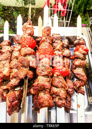 Grigliata di kebab spiedini di agnello e i pomodori, vista dall'alto Foto Stock