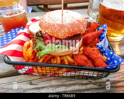 Hamburger con pepite su twisted patatine fritte, soft focus Foto Stock