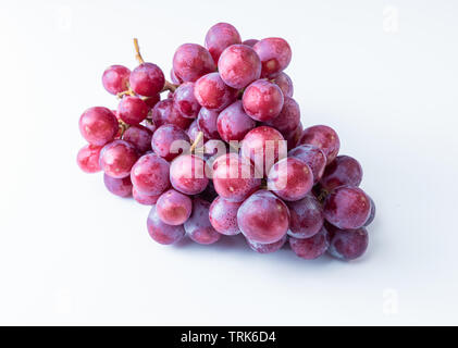 Grappolo rosa con foglie isolato su bianco. Sostanze organiche uva. Con il tracciato di ritaglio. Massima profondità di campo. Foto Stock