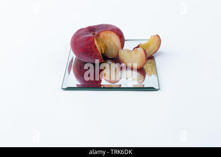 Frutti Esotici. Un paraguayo affettato su uno specchio. Sfondo bianco Foto Stock