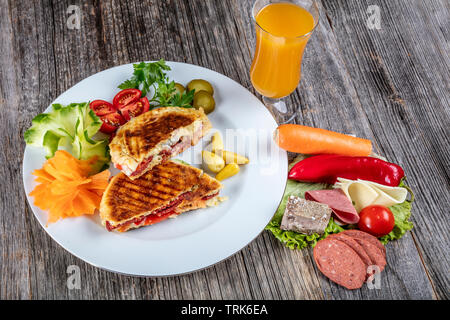 Turco tradizionale piatto di toast pane cotto chiamato bazlama sul tavolo di legno - Bazlama Tost. Foto Stock