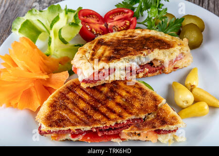 Turco tradizionale piatto di toast pane cotto chiamato bazlama sul tavolo di legno - Bazlama Tost. Foto Stock