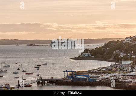 Crosshaven, Cork, Irlanda. Il giorno 08 Giugno, 2019. Nave da crociera MSC Orchestra passa Crosshaven mentre sul suo modo di attraccare in Ringaskiddy, Co. Cork, Irlanda. Credito: David Creedon/Alamy Live News Foto Stock
