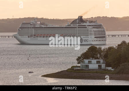 Crosshaven, Cork, Irlanda. Il giorno 08 Giugno, 2019. Nave da crociera MSC Orchestra passa a seashore home in Crosshaven mentre sul suo modo di attraccare in Ringaskiddy, Co. Cork, Irlanda. Credito: David Creedon/Alamy Live News Foto Stock
