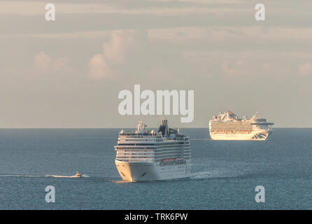 Il Porto di Cork, Cork, Irlanda. 08th, 2019. Cork barca pilota Fáilte l'aproaches la nave da crociera MSC Orchestra mentre la seconda canna Crown Princess, attende il suo turno di essere accompagnati al porto per una visita a Messina e Cobh, Co. Cork, Irlanda. Credito: David Creedon/Alamy Live News Foto Stock