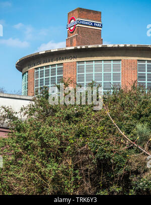 Parte di fuori di Chiswick Park stazione della metropolitana, un edificio classificato Grade II che serve la linea District fino a Chiswick, West London, England, Regno Unito. Foto Stock