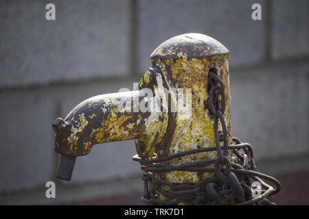 La vecchia pompa manuale arrugginita con la leva per l'acqua scambio Foto  stock - Alamy