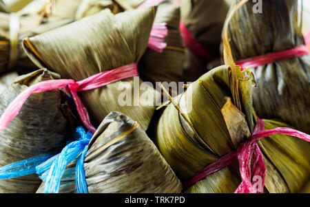 Vista ravvicinata di cotto a vapore riso Asiatico gnocchi (Zongzi), un tradizionale cibo consumato durante il Dragon Boat Festival Foto Stock