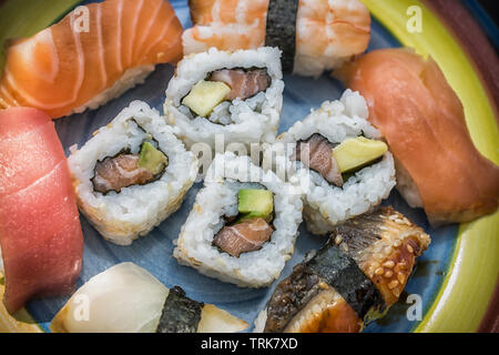 Un close-up di vari sushi su una piastra colorati Foto Stock