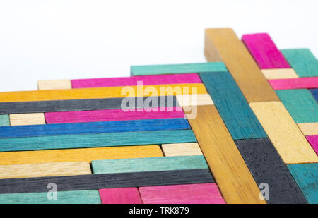 Vintage serie di aste Cuisenaire distesa in un ordine casuale contro uno sfondo bianco Foto Stock