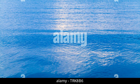 Mare blu acqua foto di sfondo texture con soft ripple e cielo nuvoloso riflessione Foto Stock