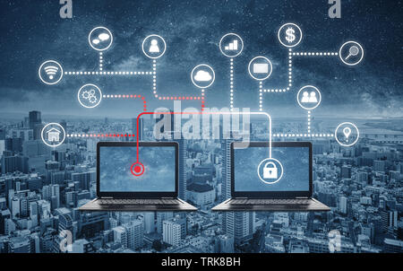 Internet online e sistema di sicurezza di rete. Laptop computer hacking e rubare i dati dal computer portatile Foto Stock