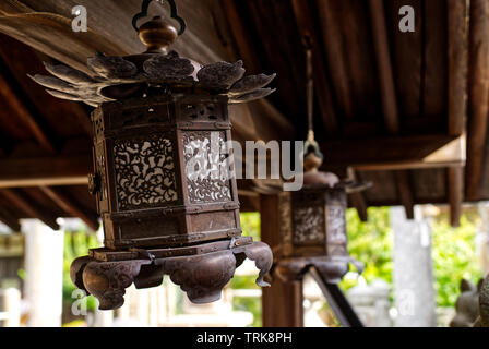 Una lanterna in bronzo a Wani Ontakeyama Santuario in Otsu, Giappone. (Rotto) Foto Stock