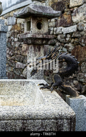 Fontana di drago, Jobonji, Otsu, Giappone (verticale). Foto Stock