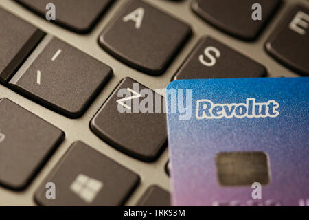 Bucarest, Romania - 14 Maggio 2019: immagine macro con i dettagli di una plastica Revolut carta di credito con il logo Revolut, su di una tastiera di notebook - online Foto Stock