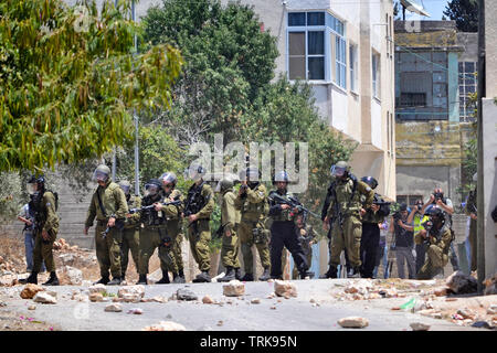 Conflitto israelo-palestinese. Esercito Israeliano durante gli scontri con i dimostranti palestinesi a Kafr Qaddum dimostrazione - Kafr Qaddum, Nablus Palestina Foto Stock