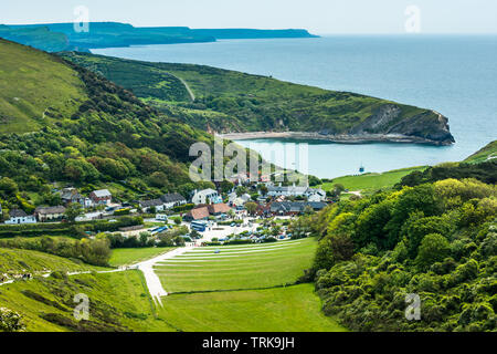 Vista dalla costa sud-ovest si affaccia su percorso Lulworth Cove, Lulworth, Jurassic Coast, Dorset, England, Regno Unito Foto Stock