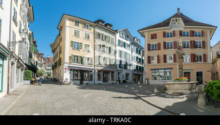 Solothurn, così / Svizzera - 2 Giugno 2019: centro storico nella città svizzera di soletta con una vista del Saint George fontana e Hauptgasse Foto Stock
