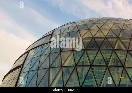 London, Regno Unito - 29 Settembre 2016: chiusura del Municipio al crepuscolo. Southbank, Londra. Foto Stock