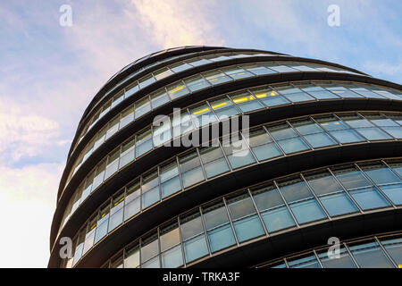 London, Regno Unito - 29 Settembre 2016: chiusura del Municipio al crepuscolo. Southbank, Londra. Foto Stock