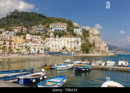 Barche da pesca a Maiori sulla Costiera Amalfitana, Italia Foto Stock