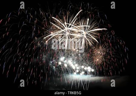 Bellissimi fuochi d'artificio colorato sulla superficie dell'acqua. Scena notturna. Concetto per feste e celebrazioni. Foto Stock