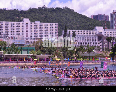Dragon Boat racing nel Fiume Shing Mun su Dragon Boat Festival, Shatin, Hong Kong Foto Stock