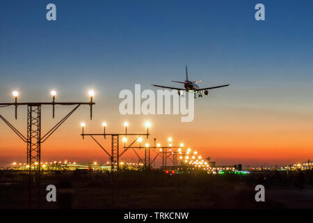 Lo sbarco in aeroporto al tramonto Foto Stock