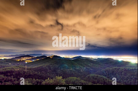 Tempesta visto dalla montagna Foto Stock